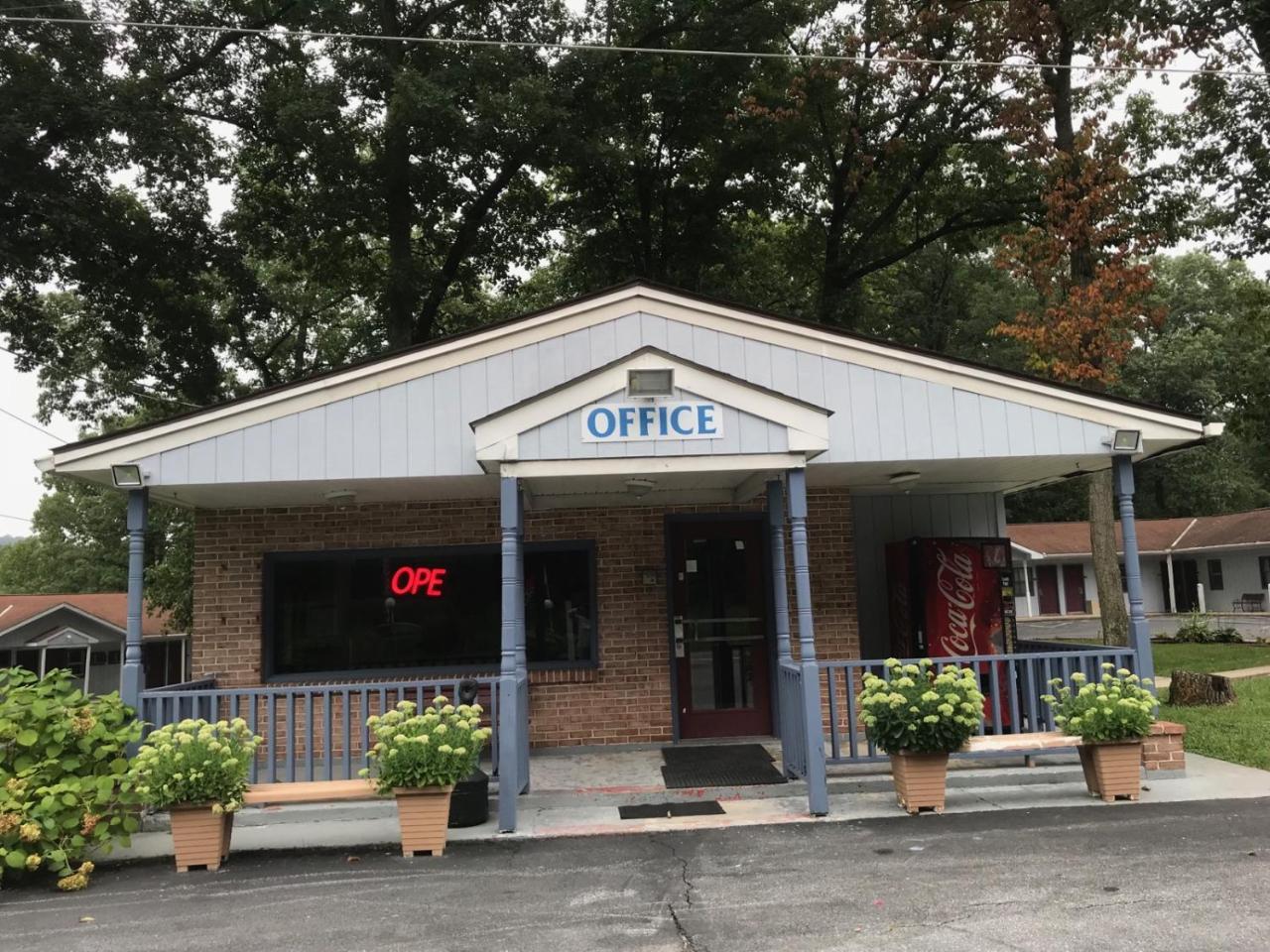 Pennswoods Inn Manheim Exterior photo